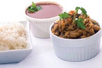 Riz blanc, sauce aux pois et légumes