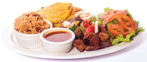 Assiette de riz aux pois, bannann peze, viande frite, salade et sauces