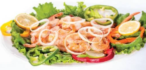 Crevettes en salade avec oignons et citron