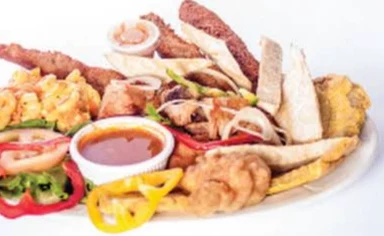 Assiette de fritures variées avec sauce et poivrons