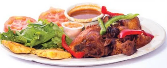 Assiette de viande frite, bannann peze, salade et sauce