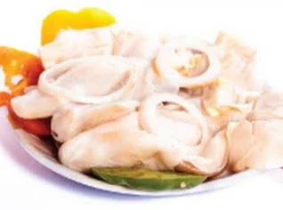 Fruits de mer tranchés avec oignons et piment